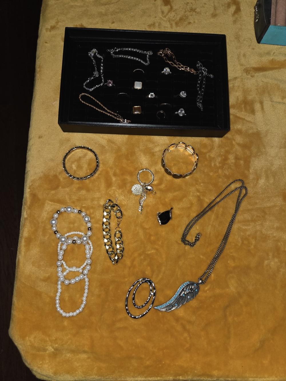 Mixed Metallic and Pearl Women's Jewelry Set - Gold & Silver Accent Pieces
